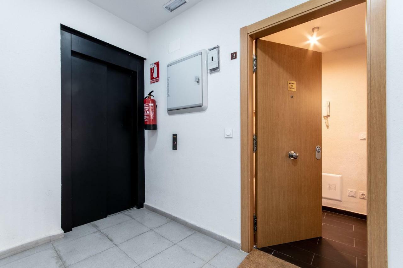 1 Habitacion Apartamento Temporada Lucero Madrid Eksteriør bilde